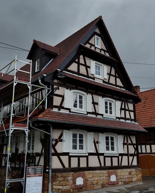Façade à colombages, toiture en tuiles et échafaudage sur un chantier MB Passion