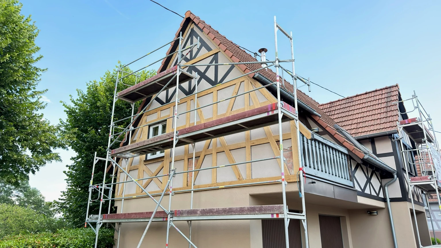 Restauration de colombages sur une façade alsacienne