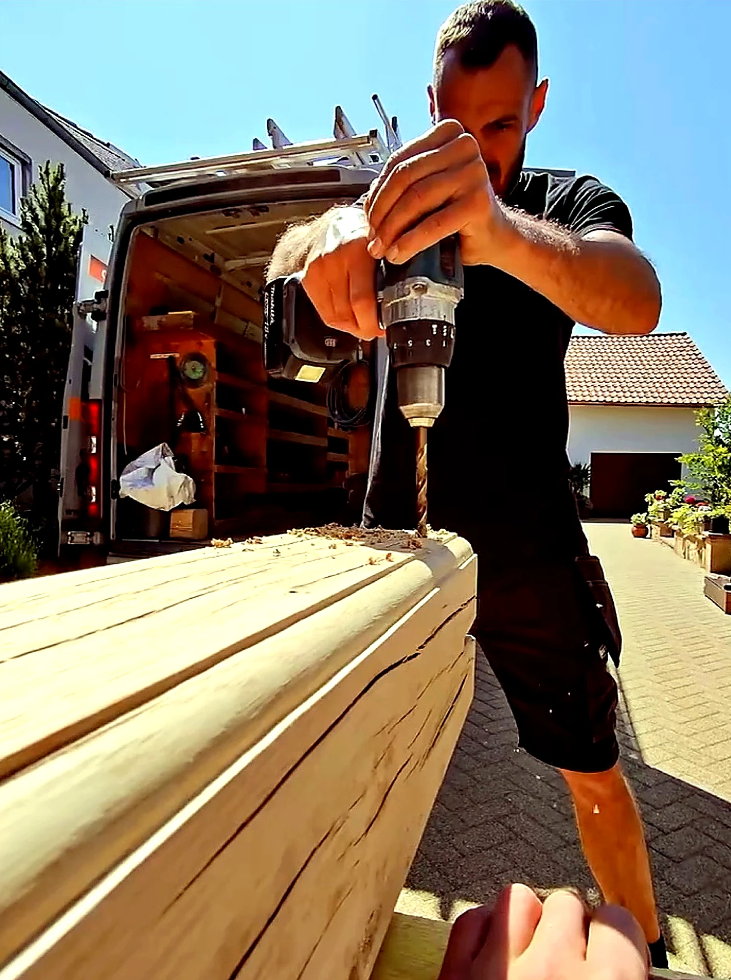 Travail artisanal du bois sur chantier